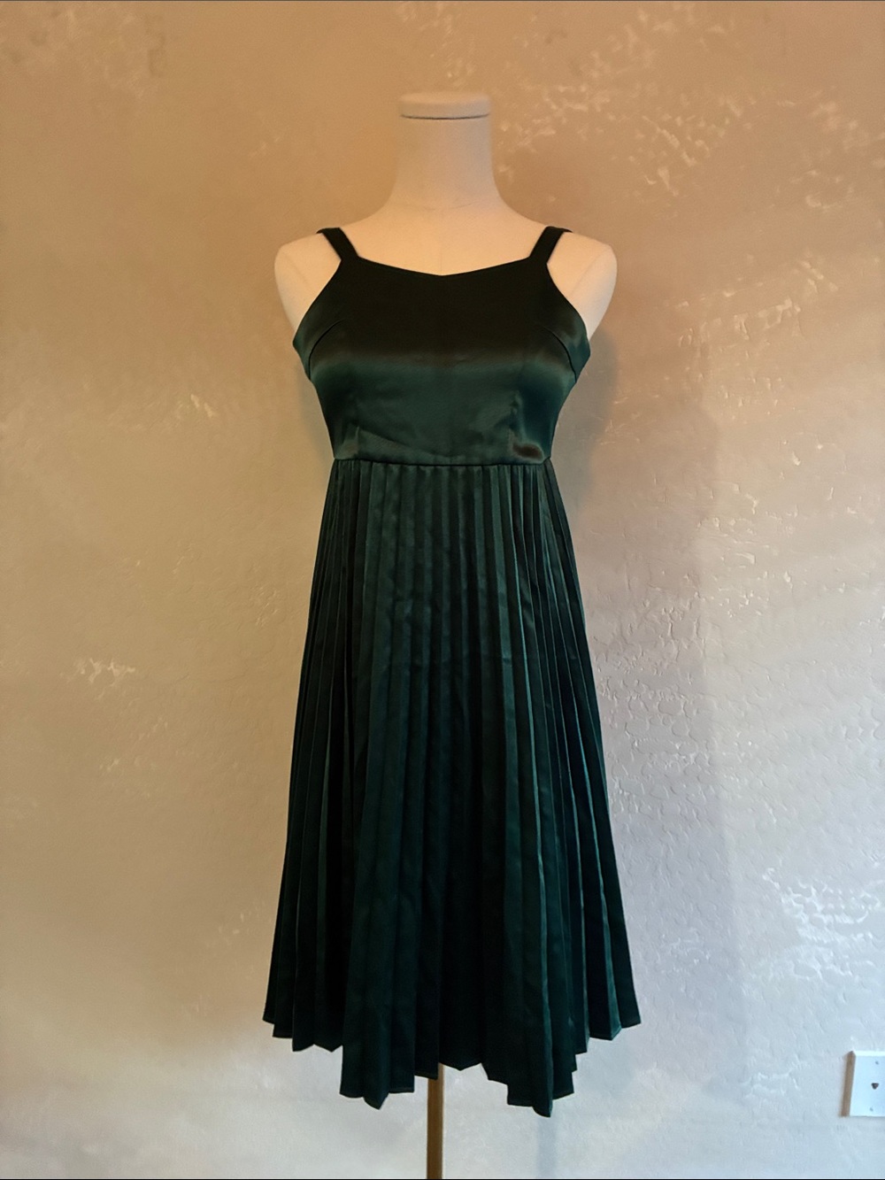 Sleeveless Emerald Green Pleated Midi Dress